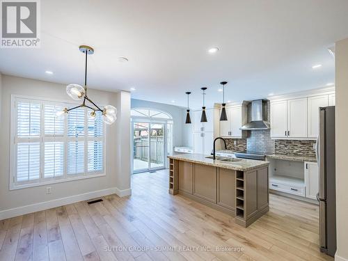 7676 Black Walnut Trail E, Mississauga, ON - Indoor Photo Showing Kitchen With Upgraded Kitchen