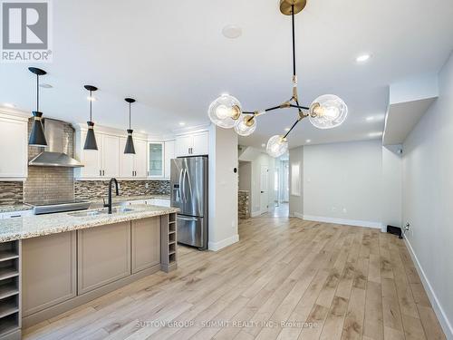 7676 Black Walnut Trail E, Mississauga, ON - Indoor Photo Showing Kitchen With Double Sink With Upgraded Kitchen