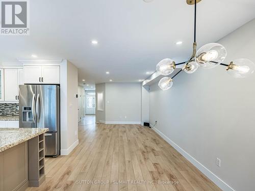 7676 Black Walnut Trail E, Mississauga, ON - Indoor Photo Showing Kitchen With Upgraded Kitchen