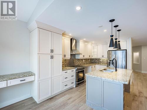 7676 Black Walnut Trail E, Mississauga, ON - Indoor Photo Showing Kitchen With Double Sink With Upgraded Kitchen