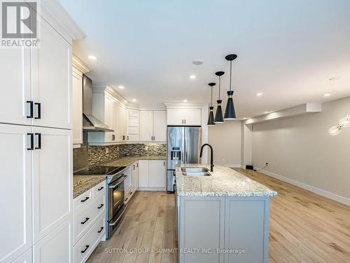 7676 Black Walnut Trail E, Mississauga, ON - Indoor Photo Showing Kitchen With Double Sink With Upgraded Kitchen
