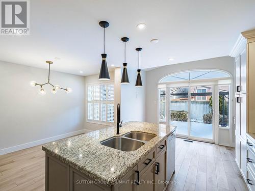 7676 Black Walnut Trail E, Mississauga, ON - Indoor Photo Showing Kitchen With Double Sink With Upgraded Kitchen