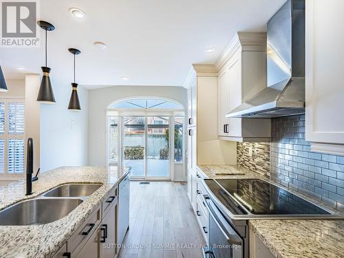 7676 Black Walnut Trail E, Mississauga, ON - Indoor Photo Showing Kitchen With Double Sink With Upgraded Kitchen