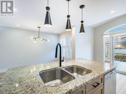 7676 Black Walnut Trail E, Mississauga, ON - Indoor Photo Showing Kitchen With Double Sink