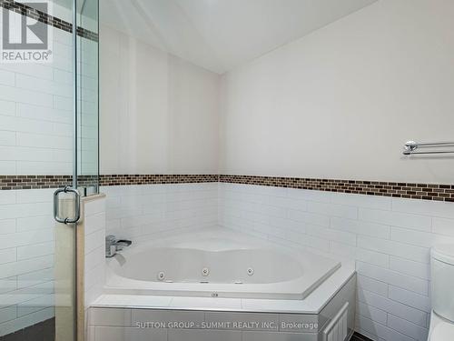 7676 Black Walnut Trail E, Mississauga, ON - Indoor Photo Showing Bathroom