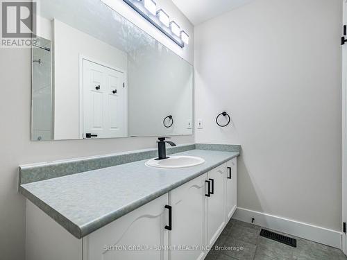 7676 Black Walnut Trail E, Mississauga, ON - Indoor Photo Showing Bathroom