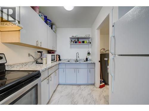 1435 Summit Drive Unit# 53, Kamloops, BC - Indoor Photo Showing Kitchen With Double Sink