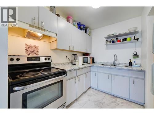 1435 Summit Drive Unit# 53, Kamloops, BC - Indoor Photo Showing Kitchen With Double Sink