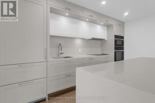 622 - 259 The Kingsway, Toronto, ON - Indoor Photo Showing Kitchen