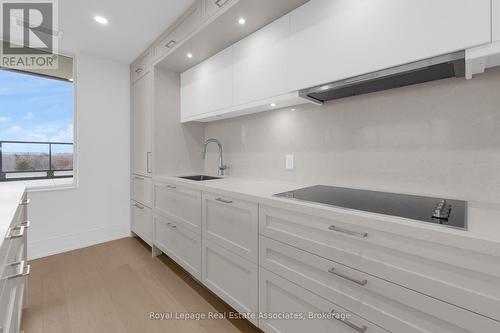 622 - 259 The Kingsway, Toronto, ON - Indoor Photo Showing Kitchen