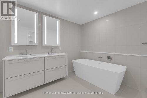 622 - 259 The Kingsway, Toronto, ON - Indoor Photo Showing Bathroom
