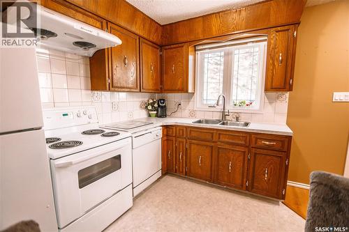 29 Nathan Street, Regina, SK - Indoor Photo Showing Kitchen With Double Sink