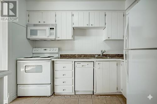 1 - 2411 Sovereign Street, Oakville, ON - Indoor Photo Showing Kitchen