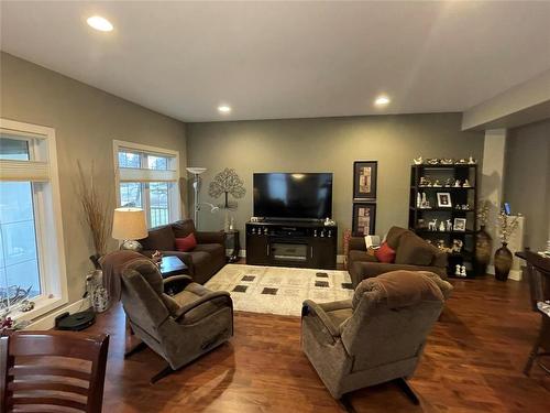 20 Bayhill Crescent, Brandon, MB - Indoor Photo Showing Living Room