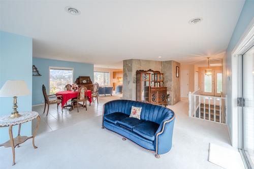 4836/4840 Barten Place, Okanagan Falls, BC - Indoor Photo Showing Living Room