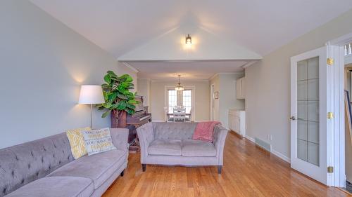 1189 Hudson Road, West Kelowna, BC - Indoor Photo Showing Living Room