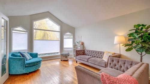 1189 Hudson Road, West Kelowna, BC - Indoor Photo Showing Living Room