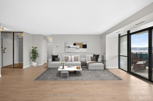 907-301 Frances Avenue, Hamilton, ON - Indoor Photo Showing Living Room
