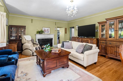 1043/1045 Belmont Ave, Victoria, BC - Indoor Photo Showing Living Room