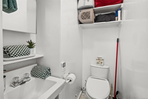 1043/1045 Belmont Ave, Victoria, BC - Indoor Photo Showing Bathroom