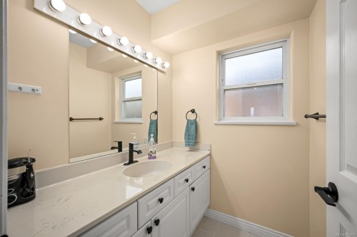 1418 Valley View Dr, Courtenay, BC 