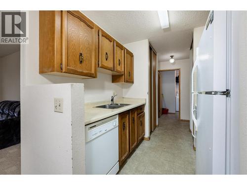2501 12Th Street N Unit# 1009 Lot# Lot 53, Cranbrook, BC - Indoor Photo Showing Kitchen With Double Sink