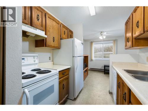 2501 12Th Street N Unit# 1009 Lot# Lot 53, Cranbrook, BC - Indoor Photo Showing Kitchen With Double Sink