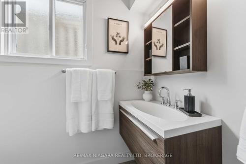 200 First St Louth Street, St. Catharines (Grapeview), ON - Indoor Photo Showing Bathroom