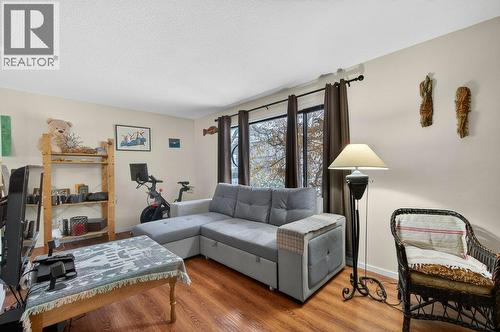 171 4 Street Se, Salmon Arm, BC - Indoor Photo Showing Living Room
