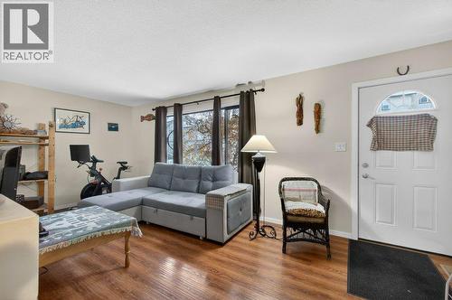 171 4 Street Se, Salmon Arm, BC - Indoor Photo Showing Living Room