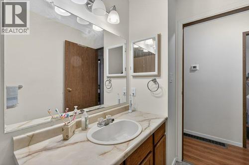 171 4 Street Se, Salmon Arm, BC - Indoor Photo Showing Bathroom