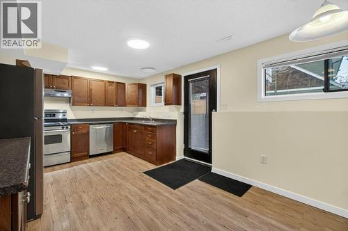 171 4 Street Se, Salmon Arm, BC - Indoor Photo Showing Kitchen