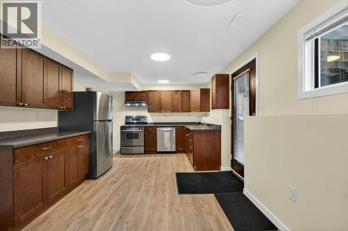 171 4 Street Se, Salmon Arm, BC - Indoor Photo Showing Kitchen
