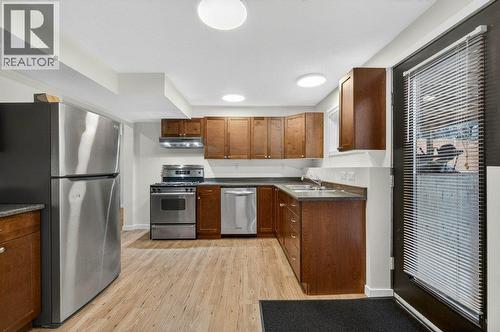 171 4 Street Se, Salmon Arm, BC - Indoor Photo Showing Kitchen