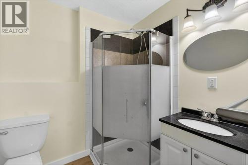 171 4 Street Se, Salmon Arm, BC - Indoor Photo Showing Bathroom