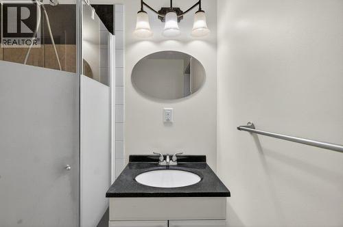 171 4 Street Se, Salmon Arm, BC - Indoor Photo Showing Bathroom