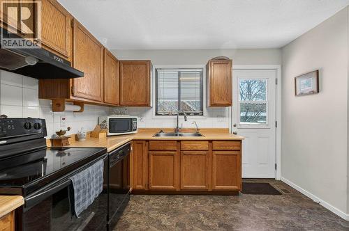 171 4 Street Se, Salmon Arm, BC - Indoor Photo Showing Kitchen With Double Sink