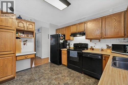 171 4 Street Se, Salmon Arm, BC - Indoor Photo Showing Kitchen With Double Sink