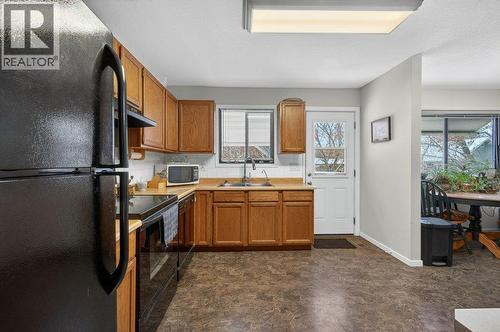 171 4 Street Se, Salmon Arm, BC - Indoor Photo Showing Kitchen With Double Sink