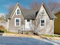77 Fox Street  Lunenburg, NS B0J 2C0
