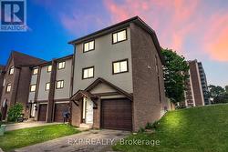 35 MCCALLUM COURT  Brampton, ON L6W 3M3