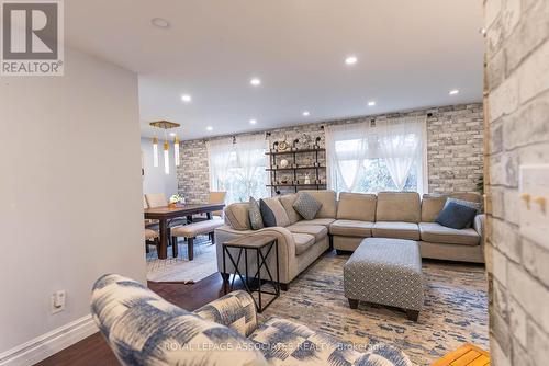 692 Down Crescent, Oshawa, ON - Indoor Photo Showing Living Room