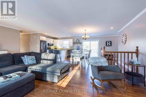 847 Thrasher Road, Belleville (Thurlow Ward), ON - Indoor Photo Showing Living Room
