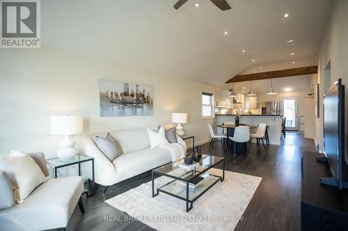 1093 Ogden Avenue, Mississauga, ON - Indoor Photo Showing Living Room