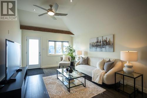 1093 Ogden Avenue, Mississauga, ON - Indoor Photo Showing Living Room