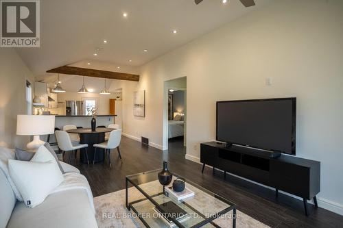1093 Ogden Avenue, Mississauga, ON - Indoor Photo Showing Living Room