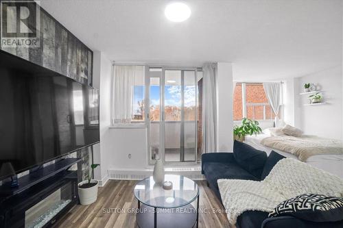 411 - 3501 Glen Erin Drive N, Mississauga, ON - Indoor Photo Showing Living Room