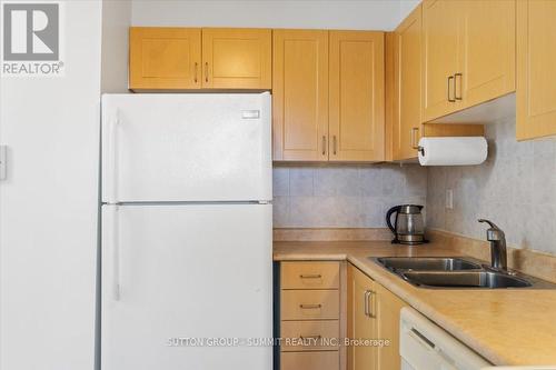 411 - 3501 Glen Erin Drive N, Mississauga, ON - Indoor Photo Showing Kitchen With Double Sink