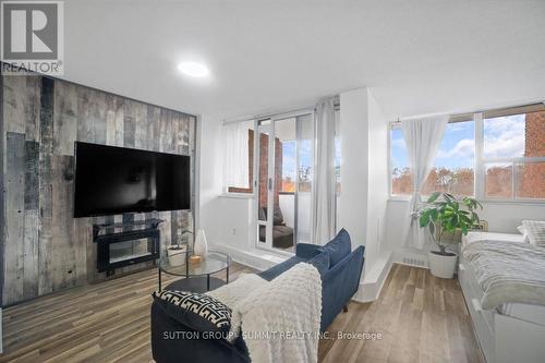 411 - 3501 Glen Erin Drive N, Mississauga, ON - Indoor Photo Showing Living Room