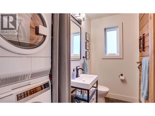 3102 Pleasant Valley Road, Vernon, BC - Indoor Photo Showing Bathroom